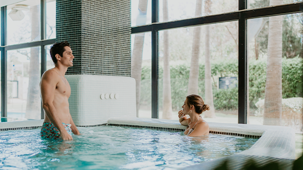 pareja en spa de Senzia Spa Estepona